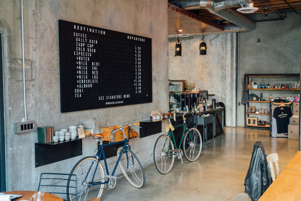Định Vị Quán Cafe 60–150k 2026: Làm Gì Để Không Kẹt Giữa | AAU