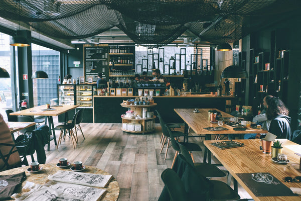 Case: chủ chuỗi viết SOP cho 3 quán trong 30 ngày — chuẩn hóa vận hành F&B (2026) | AAU