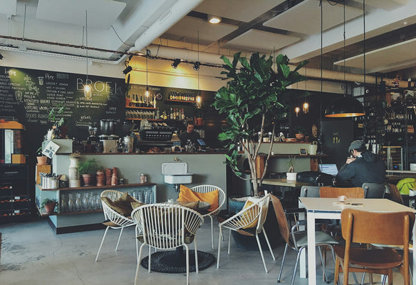 Định vị thương hiệu F&B: cách tạo khác biệt 2026 | AAU