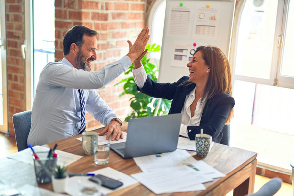 Đánh giá hiệu suất nhân viên nhà hàng: tiêu chí, trọng số và feedback
