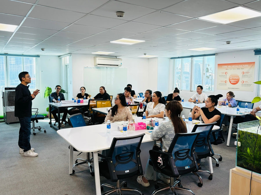 Giảng viên AAU Academy đứng lớp, học viên là chủ chuỗi F&B