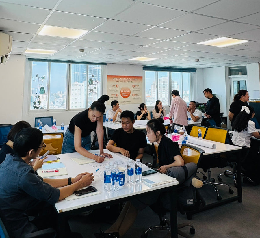 Học viên làm bài tập nhóm trong lớp AAU Academy