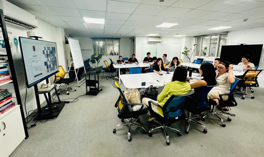 Học viên chụp ảnh chung sau buổi học AAU Academy