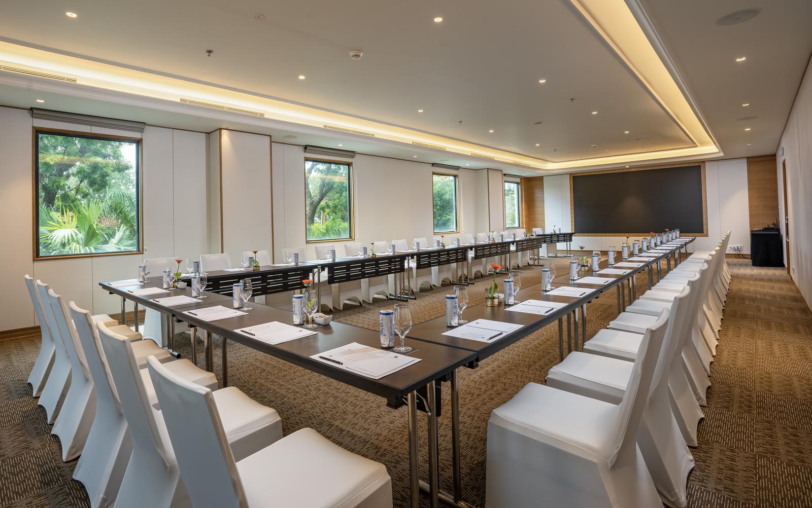 Phòng hội nghị Mai House Saigon bố trí bàn chữ U